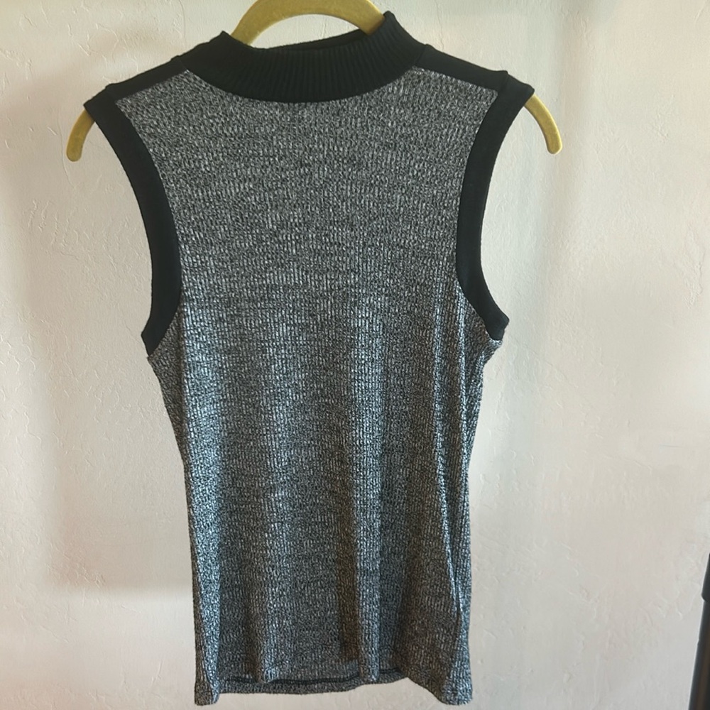 Gap sleeveless top. Size small. Grey and Black